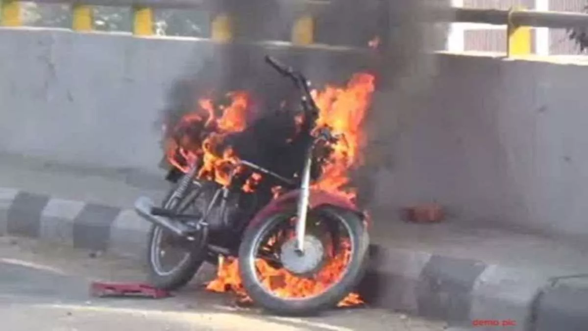 Hisar: चलती बाइक में लगी आग, युवक बाल-बाल बचा : जागरण