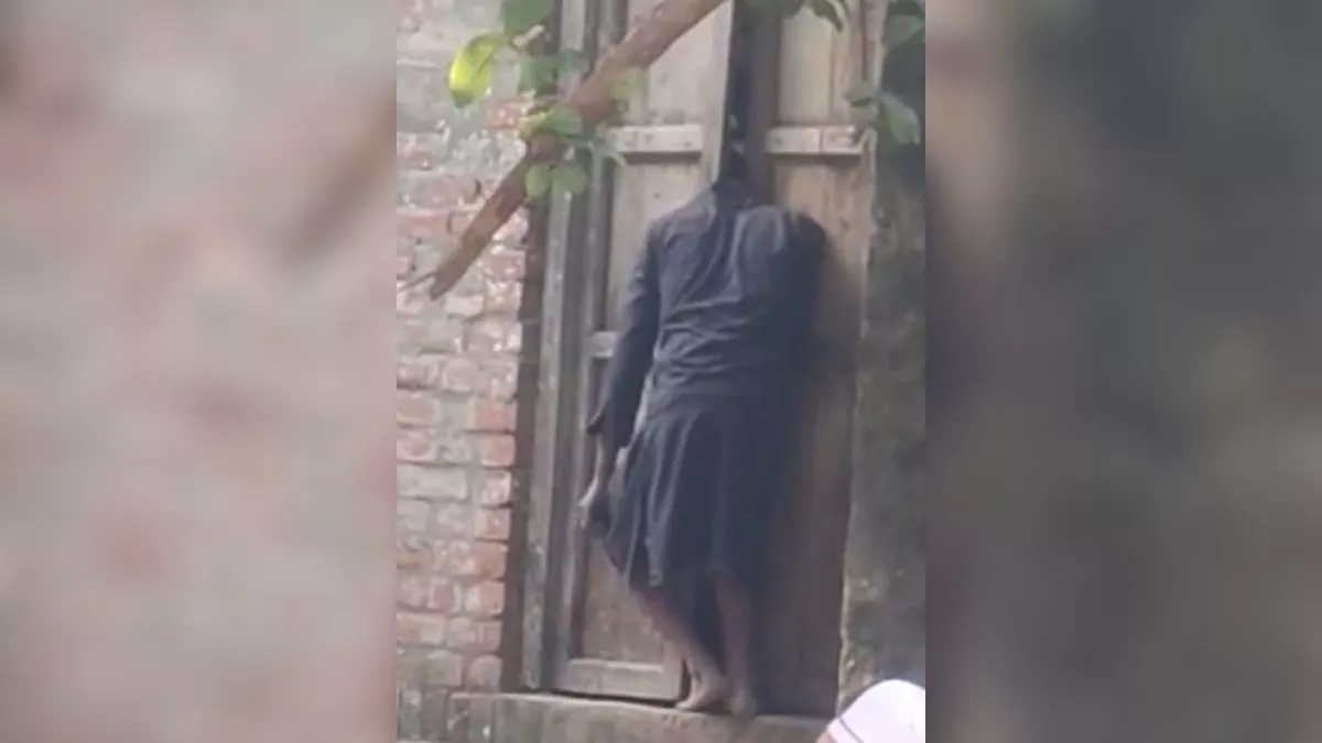 सारनाथ क्षेत्र में चोर की दरवाजे में फंसने से मौत हो गई।