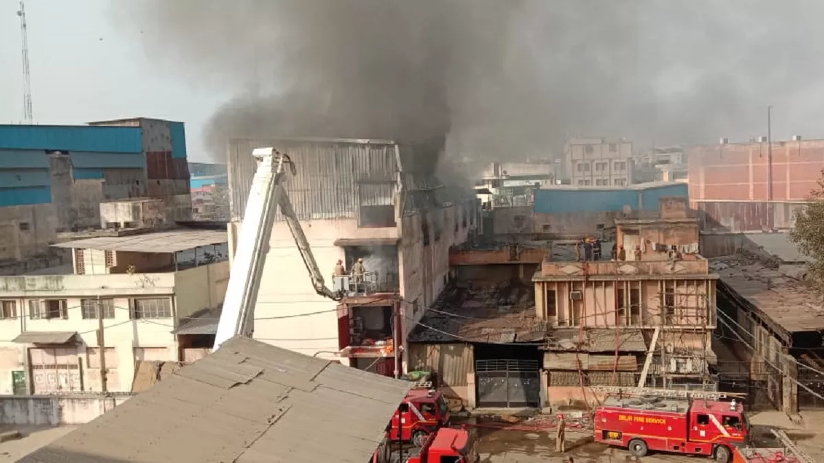 Delhi Fire: हाइड्रोलिक प्लेटफार्म के जरिए आग को काबू करते दमकल कर्मी।