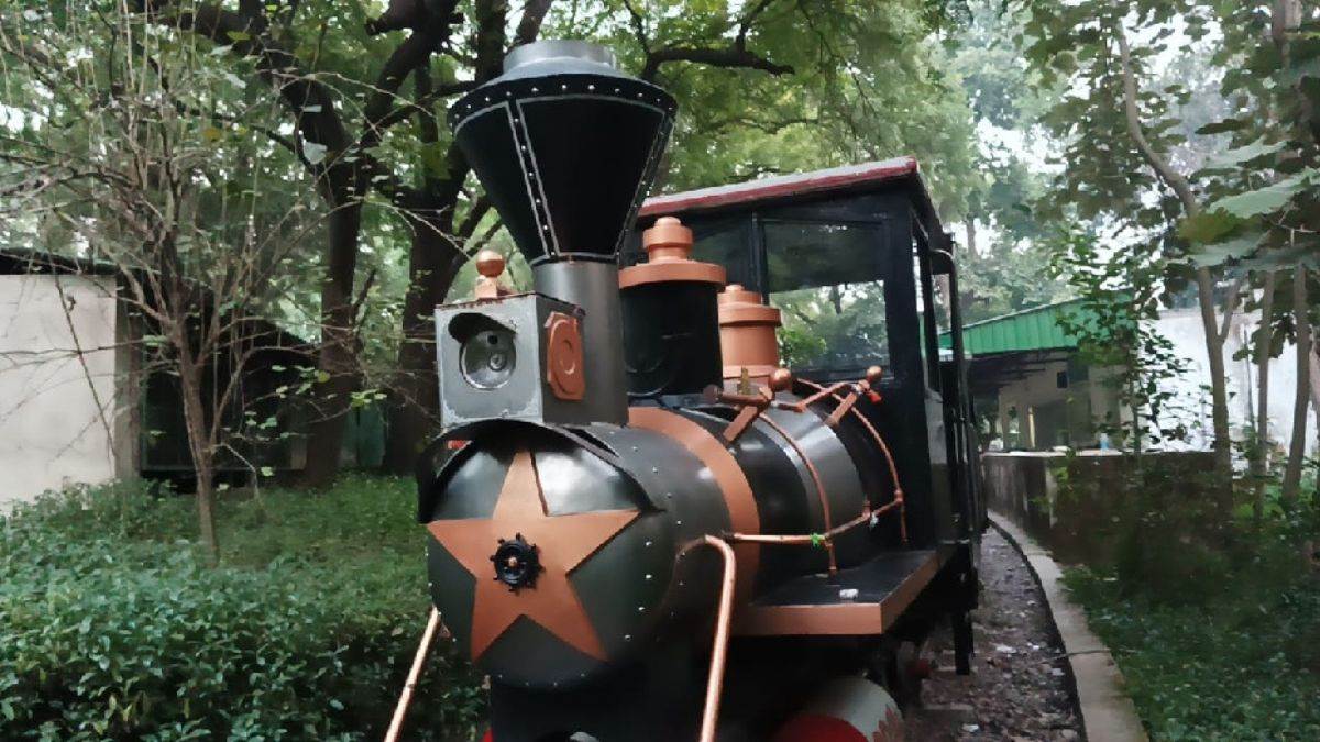 Kanpur Zoo Accident चिड़ियाघर में सीएनजी बस का इंजन लगा जुगाड़ से चल