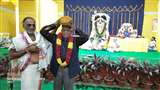 भगवान बालाजी के दो बड़े लड्डू के नीलामी के दौरान उपस्थित भक्त।