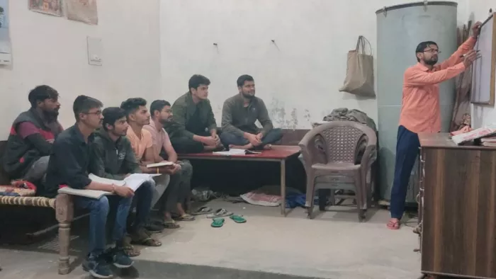 क्लास लेते हुए बागपत के गांव फैजपुर निनाना निवासी मोनू कुमार