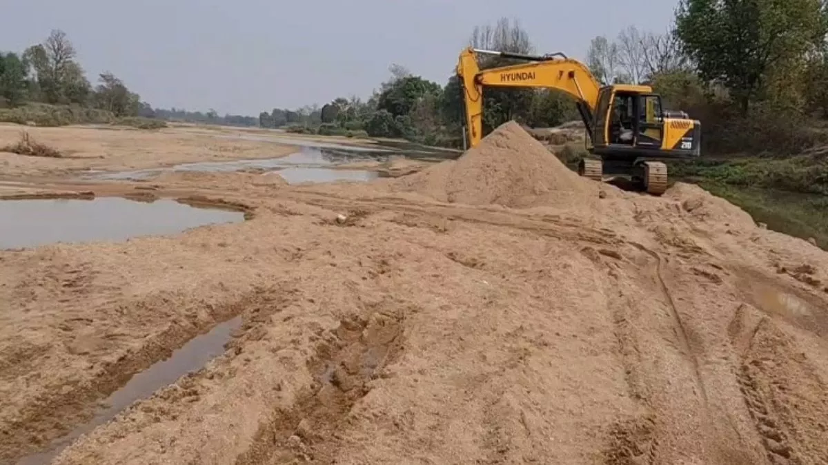 Pilibhit में बुलडोजर से हो रहा मिट्टी और रेत का अवैध खनन, अकेले ही मौके पर पहुंच गए सीओ, मशीनें की जब्त
