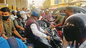 पटना के राजीव नगर चौराहे पर लगा जाम। तस्‍वीर: जागरण।