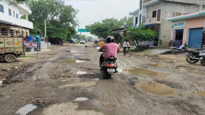 RoadSafety With Jagran : अलीगढ़ में फाइलों में भर दिए गड्ढे, ये चार