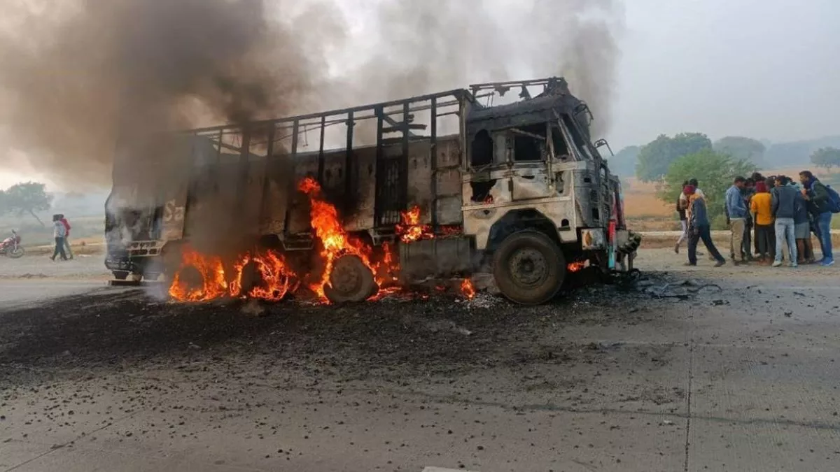 Jodhpur-बाड़मेर मार्ग पर दो ट्रकों की टक्कर, दोनों वाहनों में लगी भीषण आग,