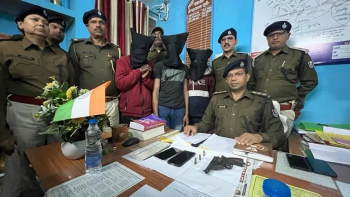 गिरफ्तार आरोपितों के साथ डीएसपी राजीव चन्द्र सिंह
