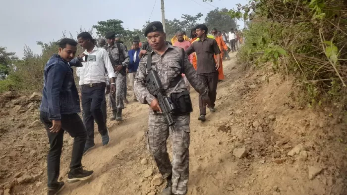 'आंसू पोछने तक नहीं आते उन्हें पहाड़ पर हेलीकॉप्टर...' गोड्डा में मलेरिया पीड़ित परिवार से मिले बाबूलाल