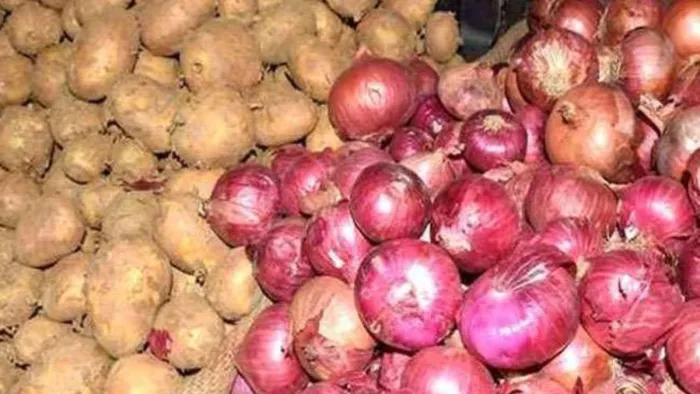 बेमौसम बारिश की मार; आलू-प्याज के दामों में आई तेजी से गिरावट, किसान पहले ही खेतों से निकाल रहे फसल