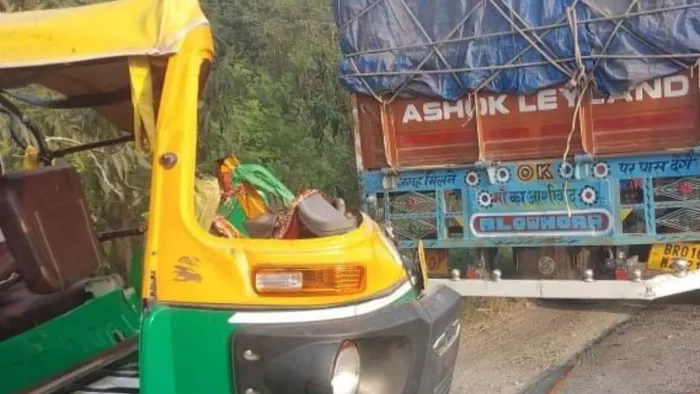 सीतामढ़ी के तीन लोगों की मौत, आधा दर्जन यात्री घायल; मुजफ्फरपुर-हाजीपुर NH पर ट्रक और ऑटो की हुई भयंकर टक्कर