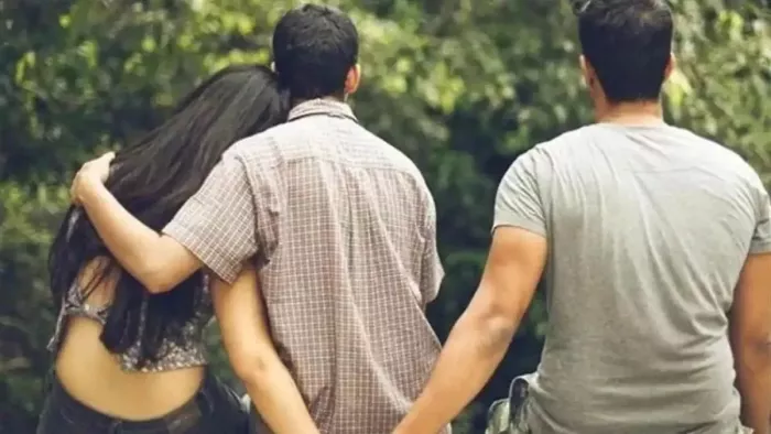तीन बच्चों की मां को चढ़ा 'इश्क का बुखार', पति के प्यार को भूल प्रेमी संग हुई फरार (प्रतीकात्मक तस्वीर)