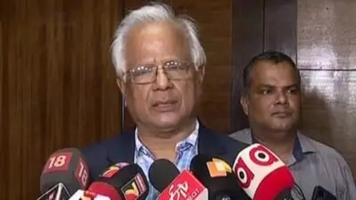 सार्वजनिक स्वास्थ्य निदेशक डॉ. निरंजन मिश्रा मीडिया से बात करते हुए।