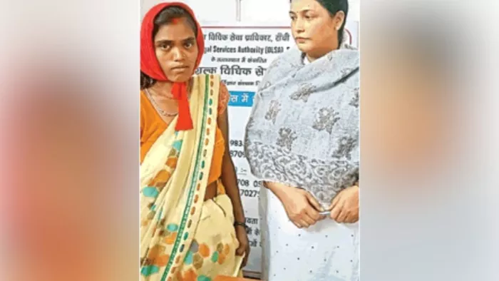 महिला के इलाज की व्यवस्था कराती डालसा प्रतिनिधि अनिता यादव।