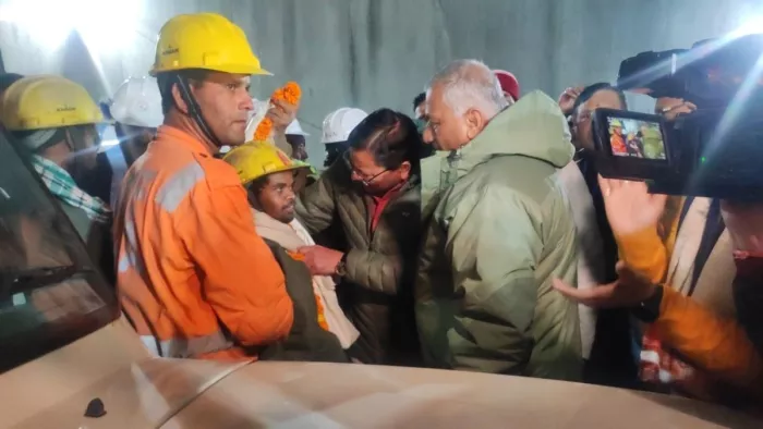 उतराखंड की सुरंग से सुरक्षित निकले सभी श्रमिक, मजदूरों के परिवार में खुशी का माहौल