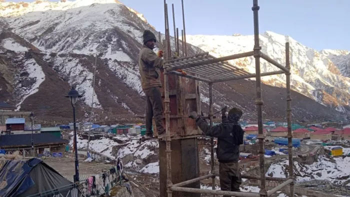केदारनाथ में कडाके की ठंड में निर्माण कार्य करते मजदूर डीडीएमए