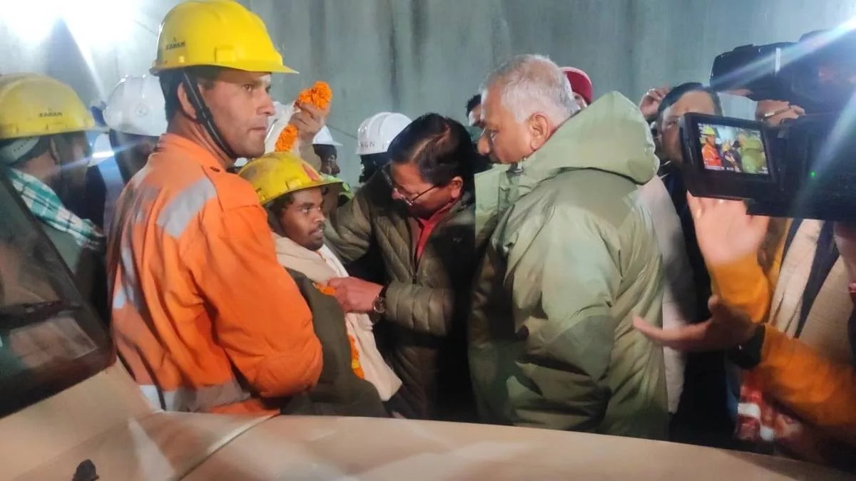 Uttarkashi Tunnel Rescue Live Update:17वें द‍िन बड़ी सफलता, सुरंग में फंसे छह मजदूर को लाया गया बाहर; बाक‍ियों को न‍िकालने का काम जारी