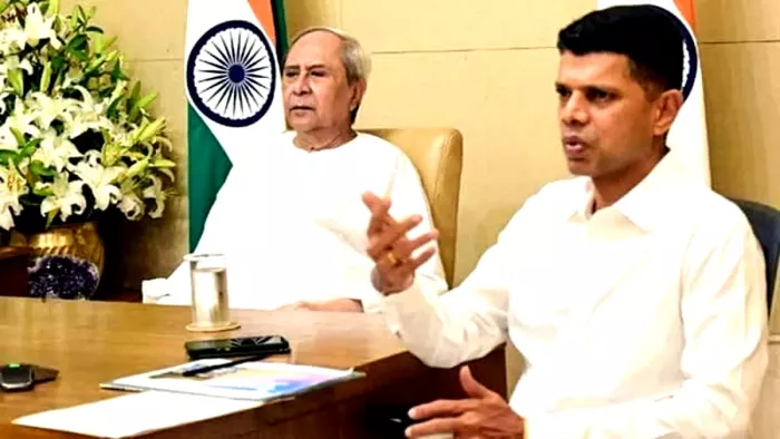 मुख्यमंत्री नवीन पटनायक और वीके पांडियन की फोटो।