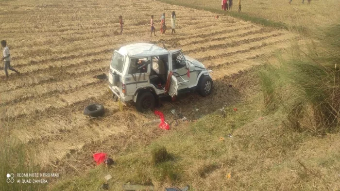 हादसे के बाद घटनास्थल के पास खेत में गिरी बोलेरो।