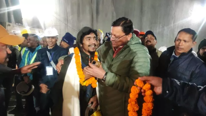 पहाड़ का सीना चीरकर बाहर जा रहे हैं मजदूर