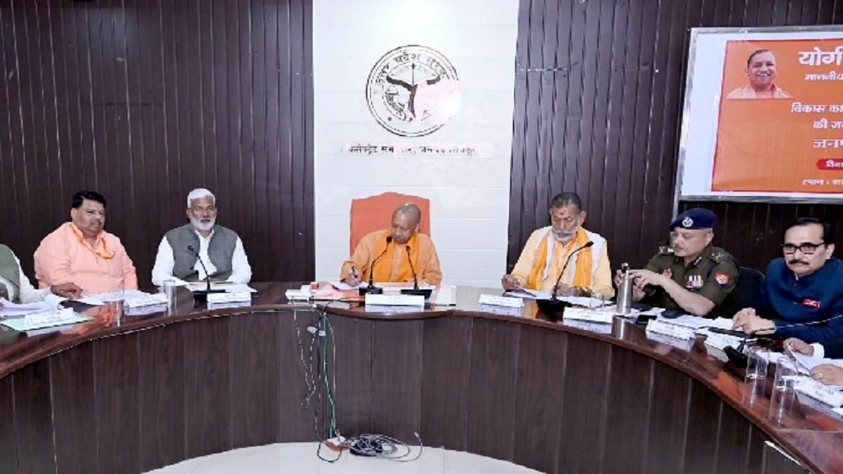 https://www.jagranimages.com/images/newimg/28112024/28_11_2024-cm_yogi_review_23838645_211429759.jpg