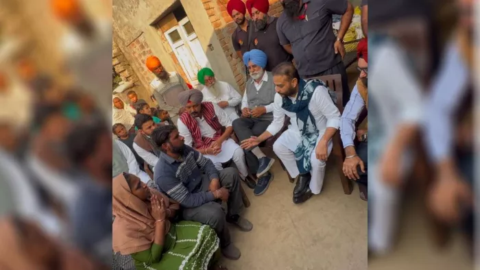 गांव सैदेके नोल में बच्चे के माता-पिता से बात करते हुए रमिंदर आवलाl जागरण