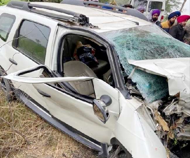 सड़क किनारे पेड़ से टकराई तेज रफ्तार कार, हादसे में दादापोते की मौत