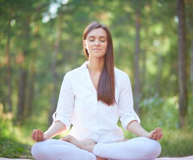 चेहरे की चमक को बढ़ाने में कारगर हैं ये 5 योगासन 5 Yoga asana for