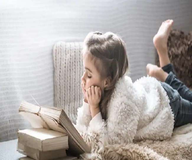 लंबे समय तक पेट के बल लेटकर पढ़ने से बच्चों की गर्दन में स्ट्रेन आ सकता है।