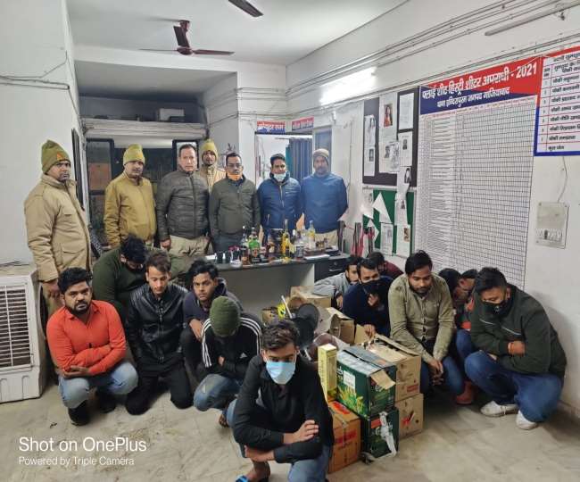 सूचना पर अधिकारियों ने सोमवार रात करीब 12:30 बजे उसमें छापा मारा।