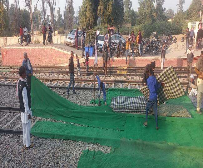 Punjab Kisan Andolan फाजिल्का में रेलवे ट्रैक से दरी हटाते किसान। (जागरण)