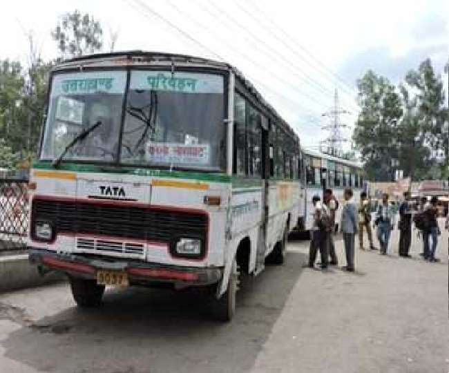 सड़क किनारे खड़े मजदूर को उत्तराखंड रोडवेज की बस ने मारी टक्कर, मौके पर ही मजदूर की हो गई मौत - Road Accident in Moradabad Uttarakhand Roadways bus hit worker standing on