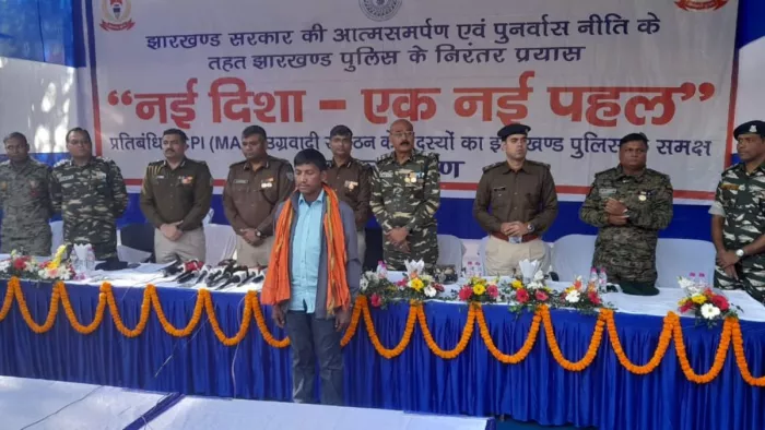 बूढ़ा पहाड़ पर सक्रिय रहा 15 लाख ईनामी माओवादी कमांडर अमन गंझू ने किया आत्मसमर्पण।
