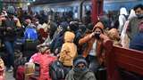 इस दौरान यात्रियों की भारी भीड़ स्टेशन पर एकत्रित हई।