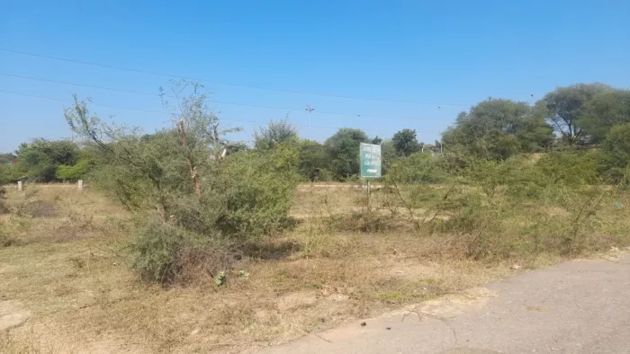 Agra News: नोएडा से आ रही छात्रा से सामूहिक दुष्कर्म की वारदात हुई है।