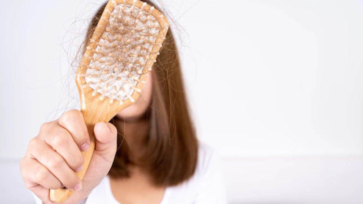 Hair Care Tips: हेयर फॉल को कंट्रोल करने के लिए घर पर बनाएं ये 3 तेल - home remedies how to get rid of hair fall Hair Care Tips: हेयर फॉल को कंट्रोल करने के लिए घर पर बनाएं ये 3 तेल - home remedies how to get rid of hair fall