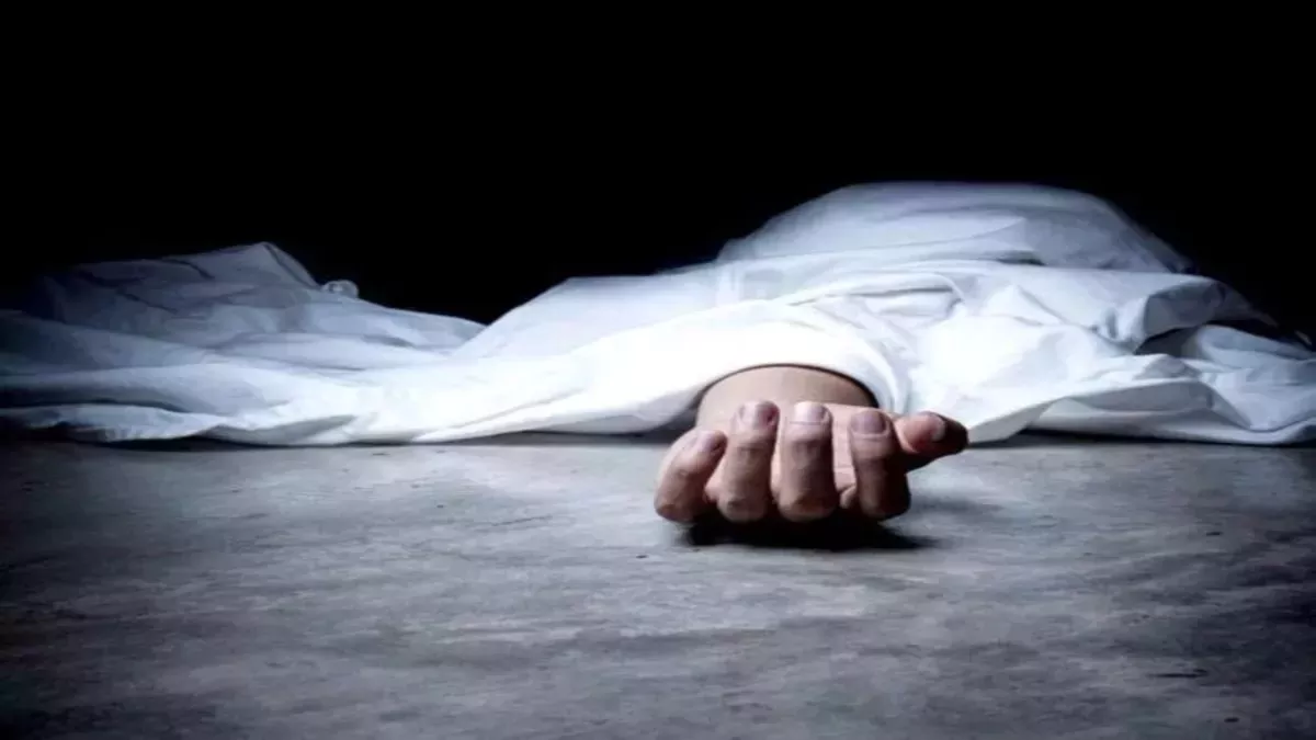 एक युवक ने अपने 17 साल के गर्लफ्रैंड का गला रेत कर हत्या कर दिया।