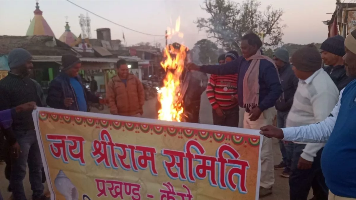 पठान फिल्म के विरोध में अभिनेता शाहरुख खान का पुतला फूंका।