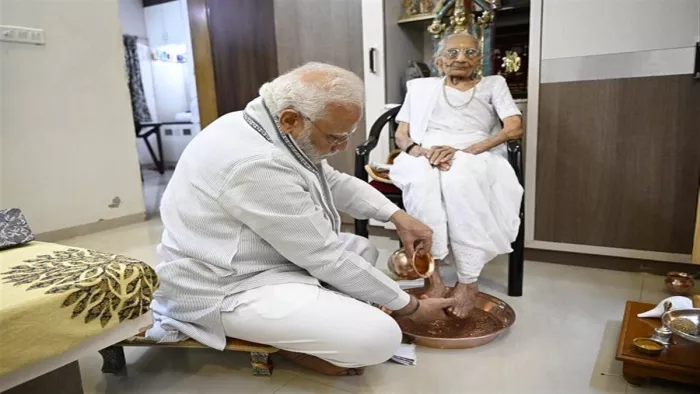प्रधानमंत्री नरेंद्र मोदी की मां हीराबा के नाम लिखी थी विशेष पत्र।