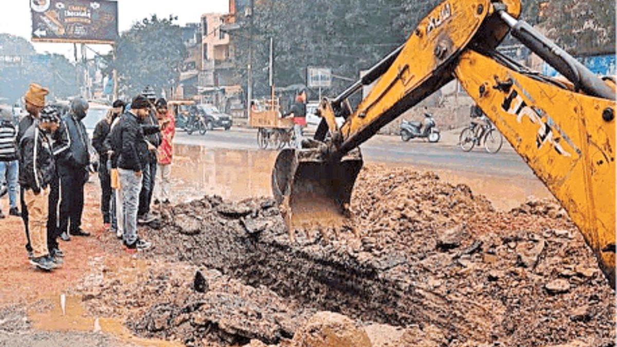 Agra News एक लाख घरों में पानी की किल्लत, ग्रीन गैस ने तोड़ी पाइप लाइन