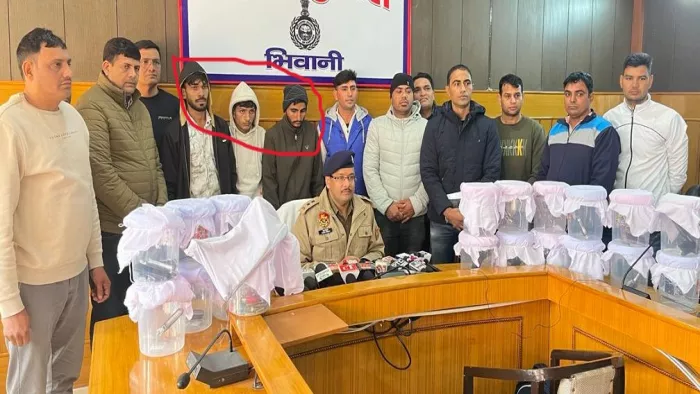 Bhiwani Crime News: सीआईए स्टाफ द्वितीय पुलिस द्वारा हथियारों के साथ पकड़े गए आरोपी।