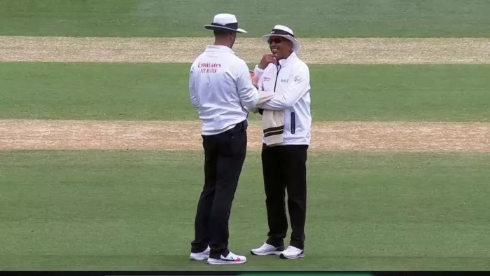 AUS vs PAK: थर्ड अंपायर लिफ्ट में फंसे, 7 मिनट के लिए रुका खेल