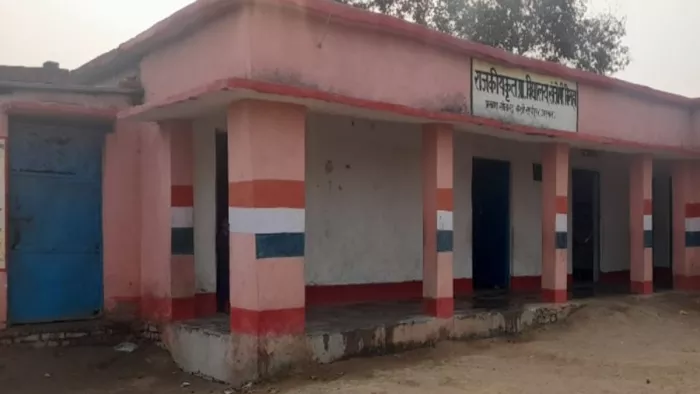 विद्यालय अवधि में शिक्षिका नहीं पीती पानी (जागरण)