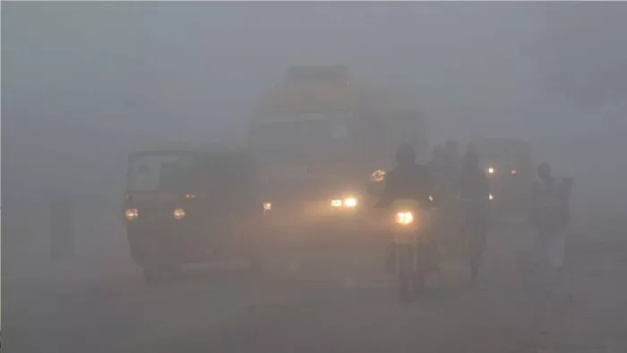 UP Roadways Bus: यूपी के जिलों में देर रात से छाया घना कोहरा सुबह भी आया नजर