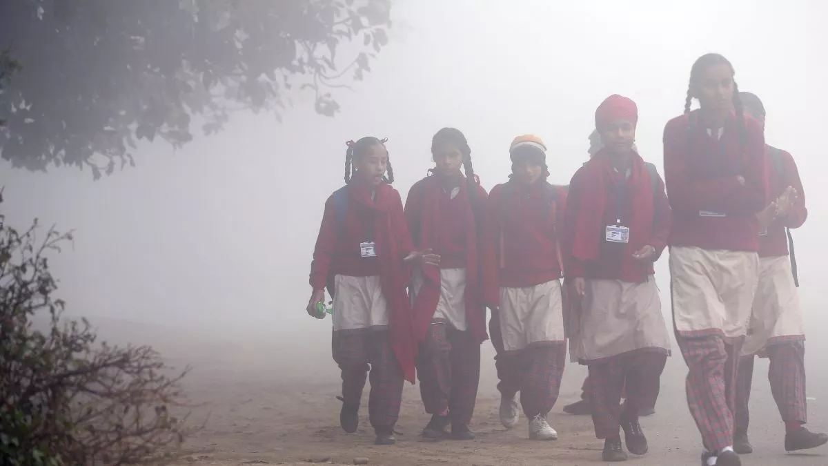 UP School Timing: यूपी में भयंकर ठंड और कोहरे के चलते बदला स्कूलों का टाइम, दो दिन बंद रहेंगे सभी विद्यालय; नया शेड्यूल जारी