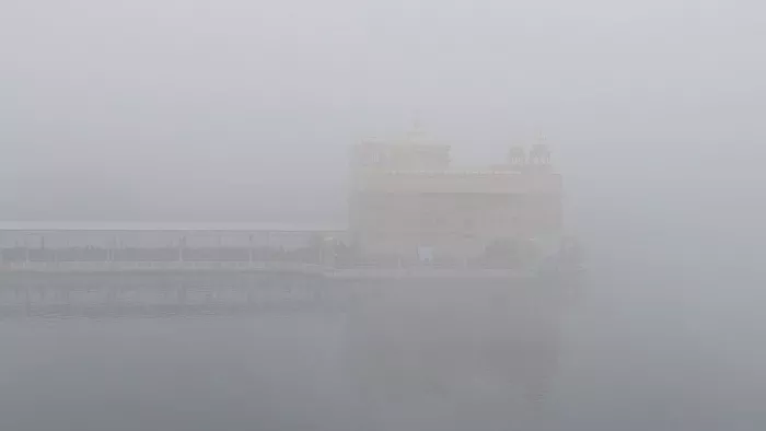 सफेद चादर में लिपटा गोल्डन टेंपल, धुंध से अभी नहीं मिलेगी राहत