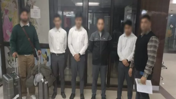 दिल्ली में फर्जी दस्तावेज पर विदेश भेजने की कोशिश में पकड़े गए एयर इंडिया के चार कर्मचारी।