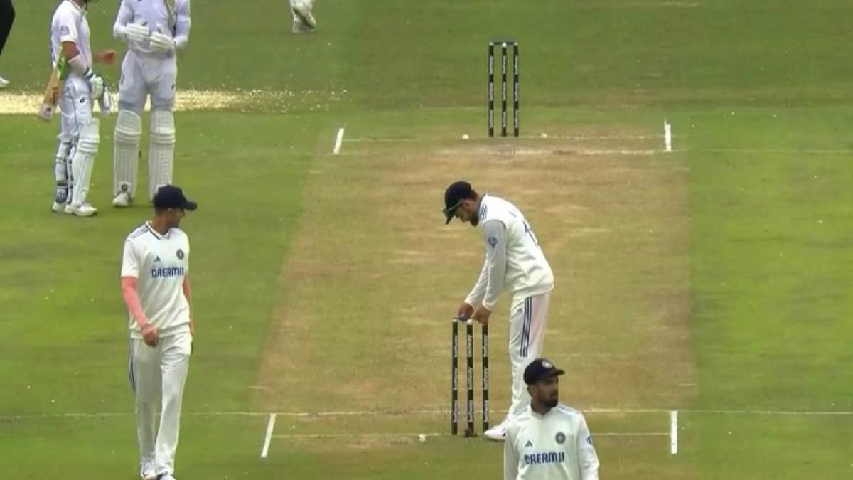 ind vs sa video virat kohli magic with bails and jasprit bumrah took wicket after two balls during 1st test day2