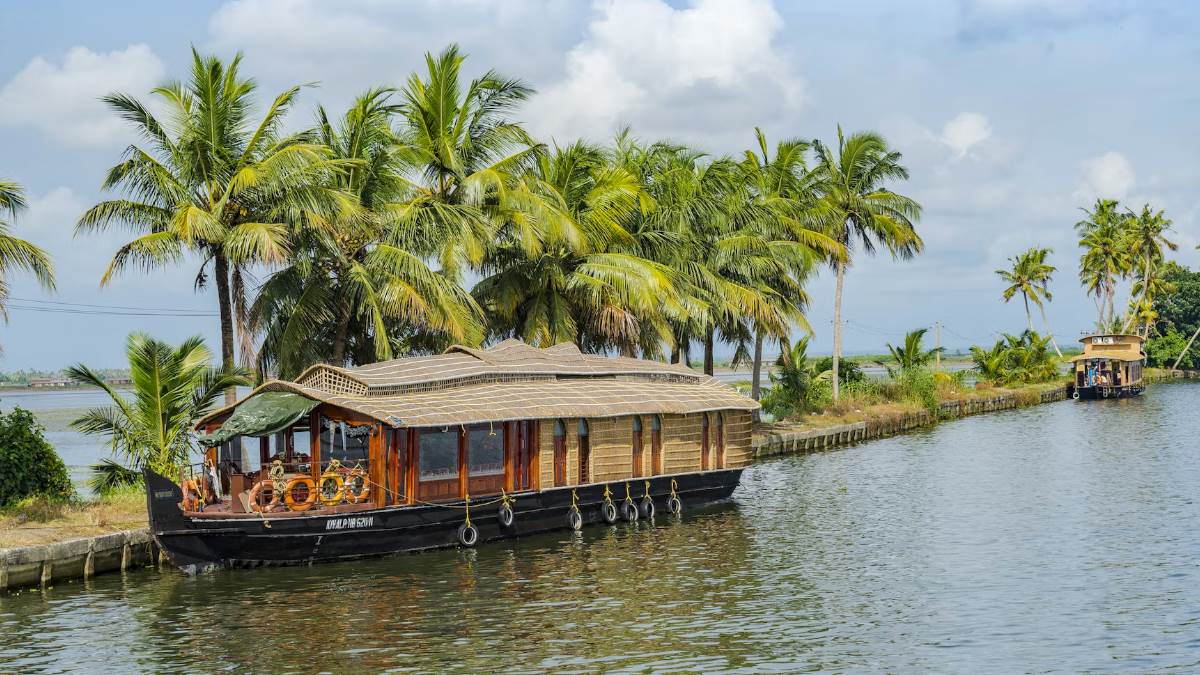 https://www.jagranimages.com/images/newimg/28122023/28_12_2023-irctc_kerala_tour_package_u_23615792.jpg