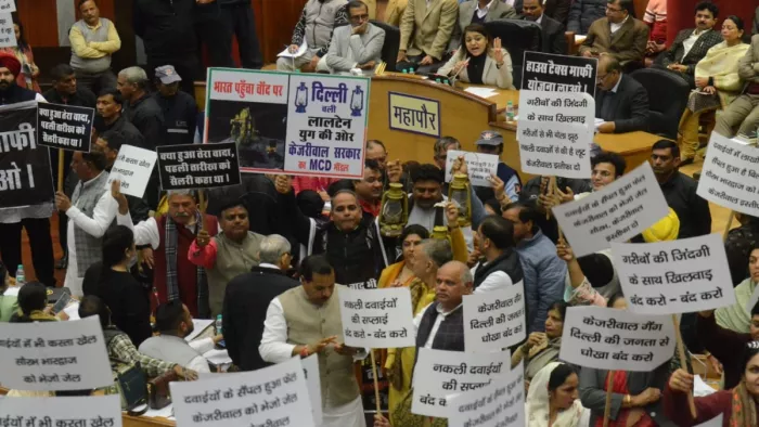 BJP पार्षदों ने जमकर किया हंगामा, मेयर शैली ओबेरॉय ने चार नेताओं को किया निष्कासित।