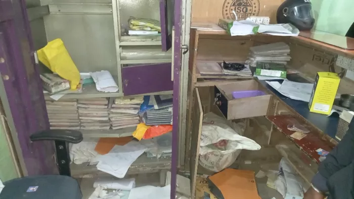 सीएसपी के अंदर बिखरा पड़ा सामान। फोटो- जागरण